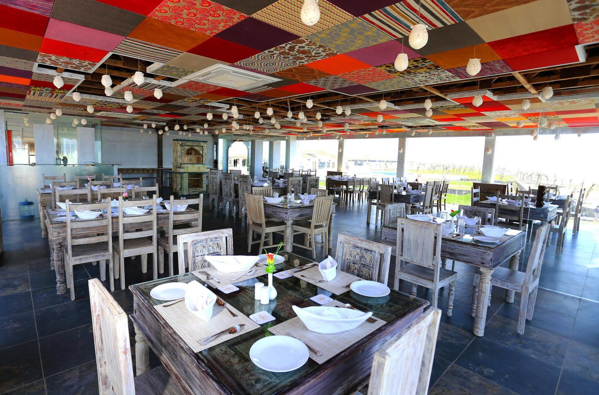 Serena Beach Resort Māndvi Екстериор снимка